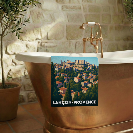 Serviette de bain souvenir de la ville de Lançon-Provence avec une illustration stylisée.