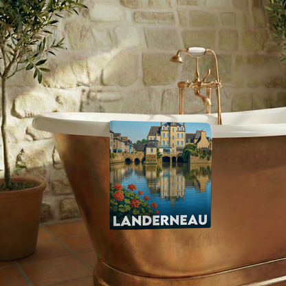 Serviette de bain souvenir de la ville de Landerneau avec une illustration stylisée de ses bâtiments historiques au bord de l'eau.