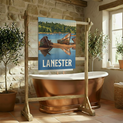 Serviette de bain souvenir de la ville de Lanester avec une illustration stylisée de bateaux échoués.