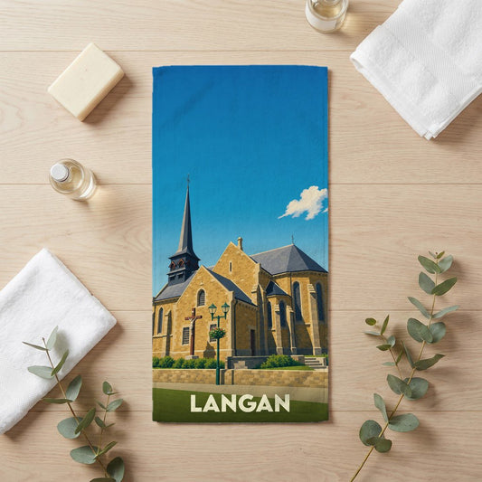 Serviette de bain souvenir de la ville de Langan avec une illustration stylisée de son église.