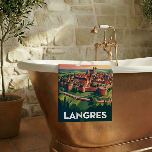 Serviette de bain souvenir de la ville de Langres avec une illustration stylisée.