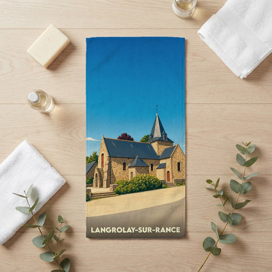 Serviette de bain souvenir de Langrolay-sur-Rance avec une illustration stylisée de son église sous un ciel bleu.