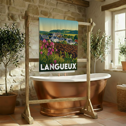 Serviette de bain souvenir de la ville de Langueux avec une illustration stylisée de son paysage et de ses maisons.