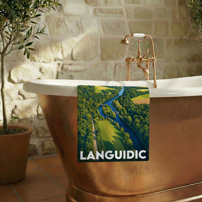 Serviette de bain souvenir de la ville de Languidic avec une illustration stylisée de ses paysages.