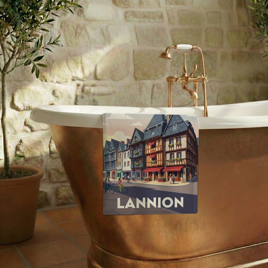 Serviette de bain souvenir de la ville de Lannion avec une illustration stylisée.