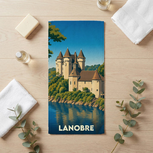 Serviette de bain souvenir de la ville de Lanobre illustrée d'un château au bord de l'eau.