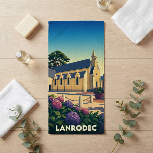 Serviette de bain souvenir de la ville de Lanrodec avec une illustration stylisée d'une église et de fleurs.