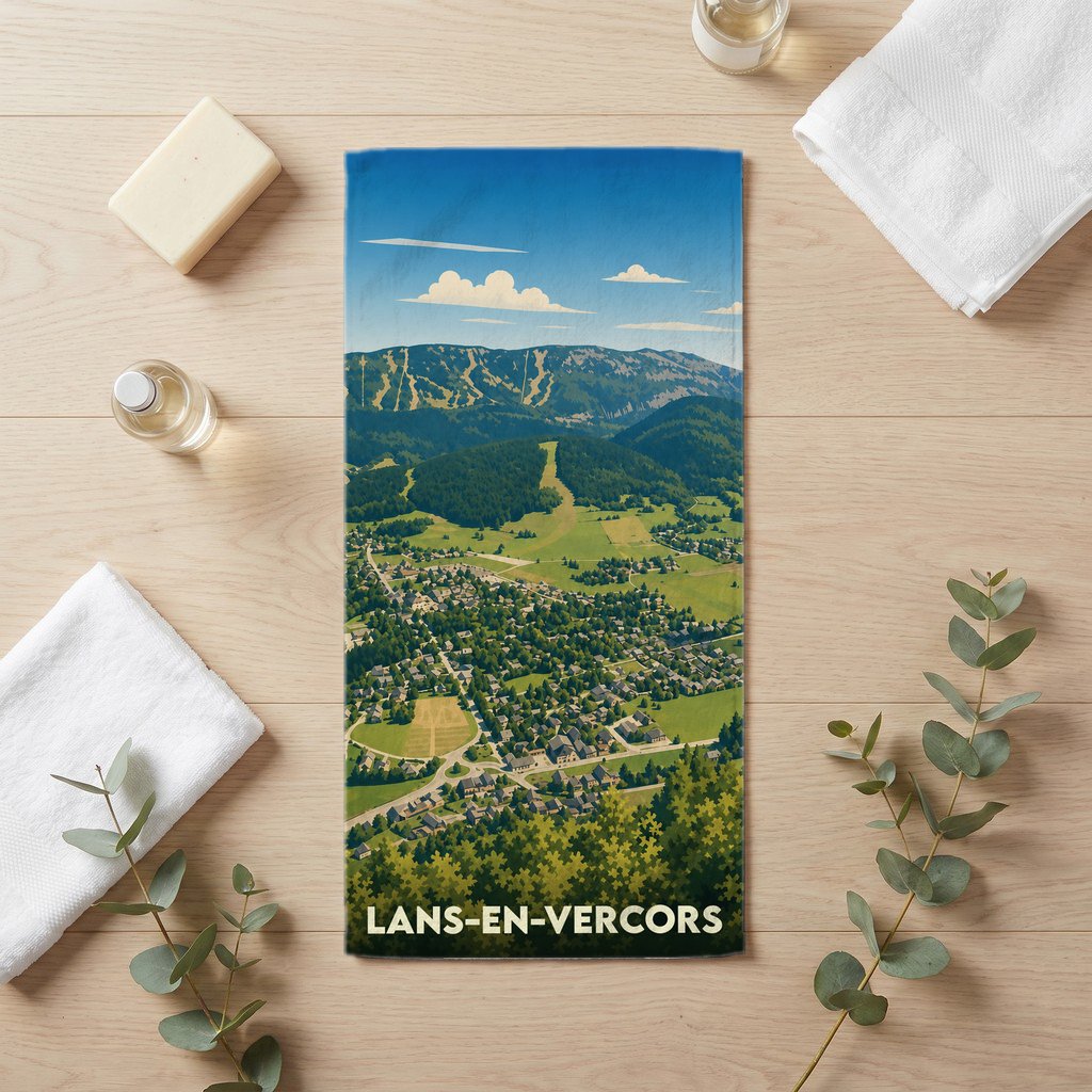 Serviette de bain souvenir de Lans-en-Vercors avec une illustration de paysages de montagne et de village.