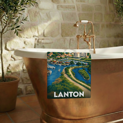 Serviette de bain souvenir de la ville de Lanton avec une illustration stylisée.