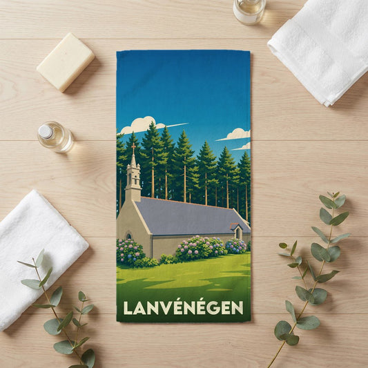 Serviette de bain souvenir de la ville de Lanvénégen avec une illustration stylisée d'une chapelle bretonne.