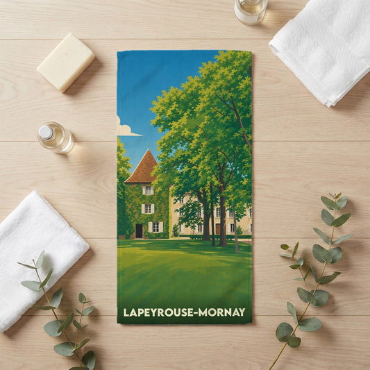 Serviette de bain souvenir de la ville de Lapeyrouse-Mornay avec une illustration de paysage bucolique.
