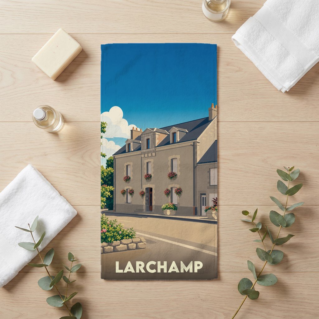 Serviette de bain souvenir de la ville de Larchamp avec une illustration stylisée d'une maison en pierre.