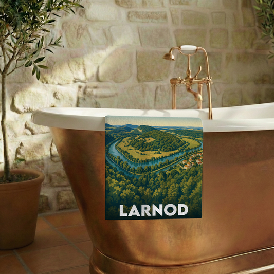 Serviette de bain souvenir de la ville de Larnod avec une illustration stylisée d'un paysage.