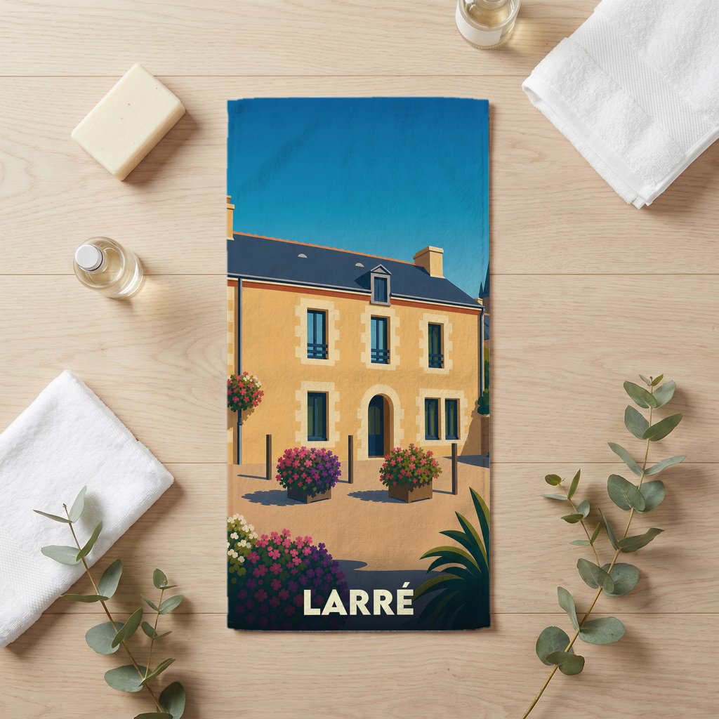 Serviette de bain souvenir de la ville de Larré avec une illustration stylisée d'un bâtiment traditionnel fleuri.