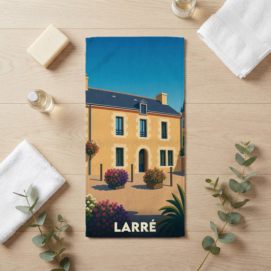 Serviette de bain souvenir de la ville de Larré avec une illustration stylisée d'un bâtiment traditionnel fleuri.