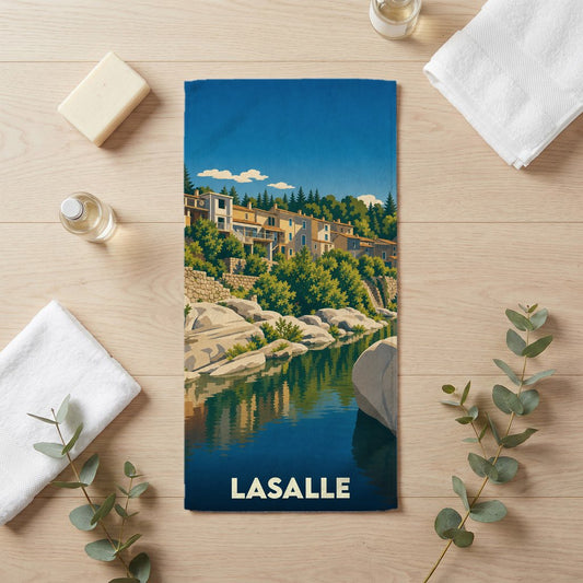 Serviette de bain souvenir de la ville de Lasalle illustrée par un paysage stylisé de bord de rivière.