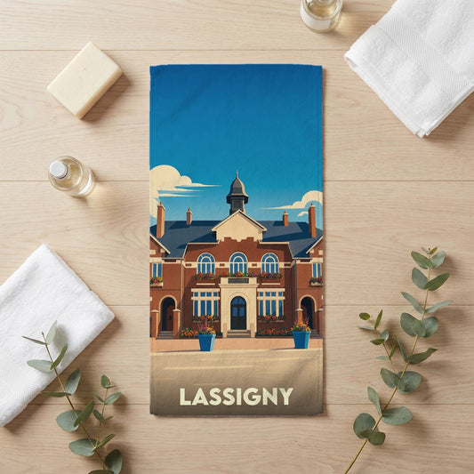 Serviette de bain souvenir de la ville de Lassigny avec une illustration stylisée de l'hôtel de ville.