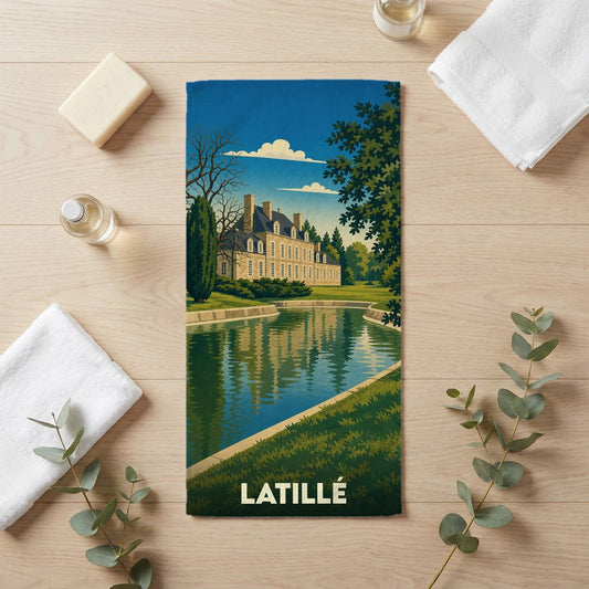 Serviette de bain souvenir de la ville de Latillé avec une illustration stylisée.