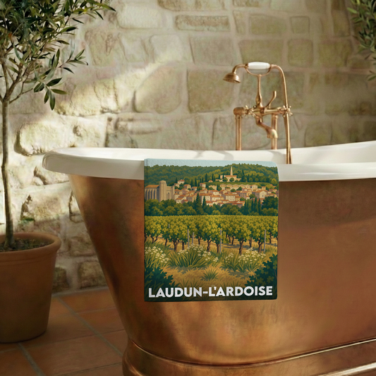 Serviette de bain souvenir de la ville de Laudun-l'Ardoise illustrée par un paysage de vignes et de village.