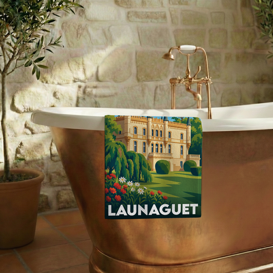 Serviette de bain souvenir de la ville de Launaguet avec une illustration stylisée de son château.