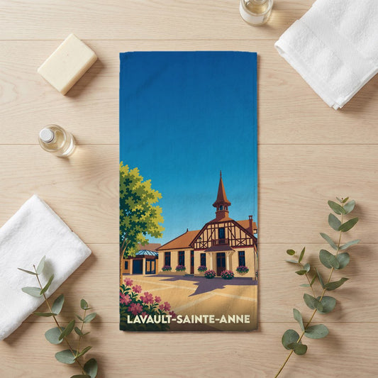 Serviette de bain souvenir de Lavault-Sainte-Anne avec une illustration stylisée de la ville.