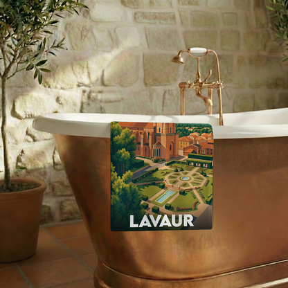Serviette de bain souvenir de la ville de Lavaur avec une illustration stylisée.