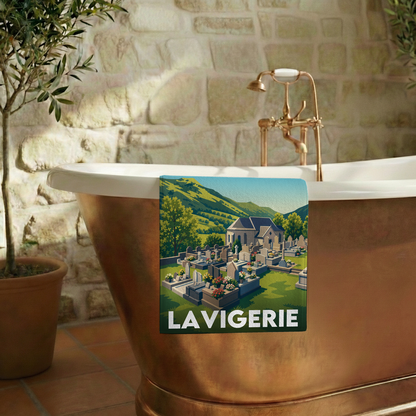 Serviette de bain souvenir de la ville de Lavigerie avec une illustration stylisée.