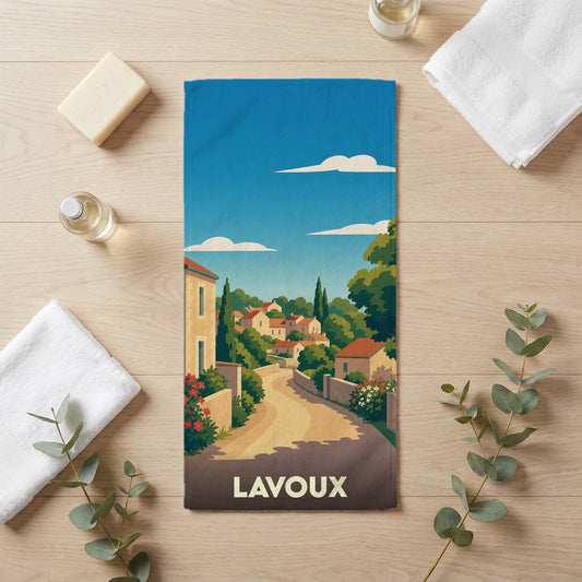 Serviette de bain souvenir de la ville de Lavoux avec une illustration stylisée de ses paysages.