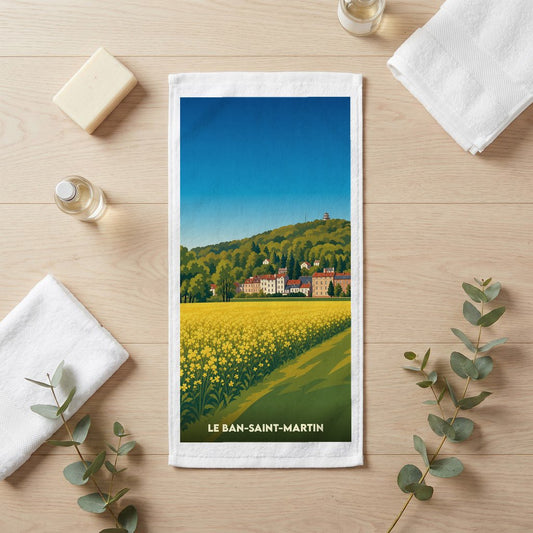 Serviette de bain souvenir de la ville de Le Ban-Saint-Martin avec une illustration stylisée d'un champ de fleurs devant un village.
