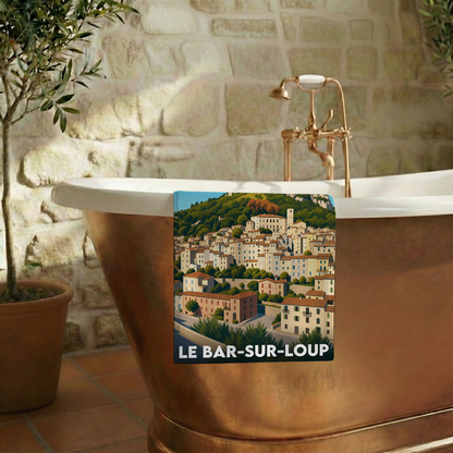 Serviette de bain souvenir de la ville de Le Bar-sur-Loup avec une illustration stylisée.