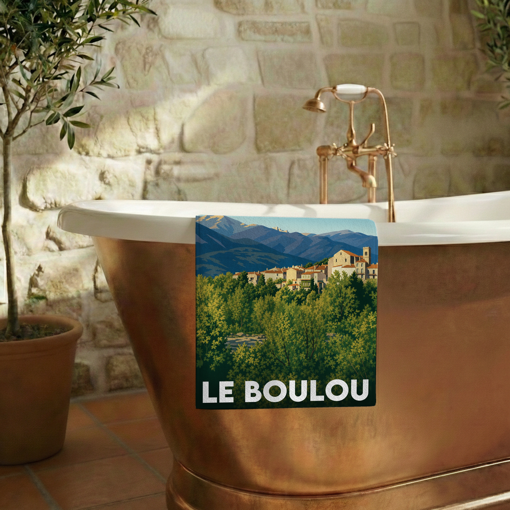 Serviette de bain souvenir de la ville de Le Boulou avec une illustration stylisée de son paysage.