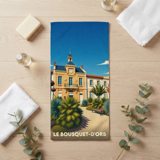 Serviette de bain souvenir de la ville de Le Bousquet-d'Orb avec une illustration stylisée de sa mairie.