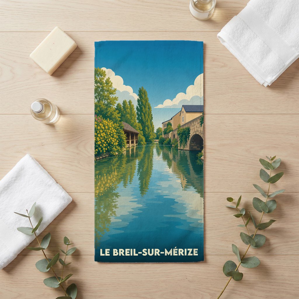 Serviette de bain souvenir de la ville de Le Breil-sur-Mérize avec une illustration stylisée de ses bords de rivière.