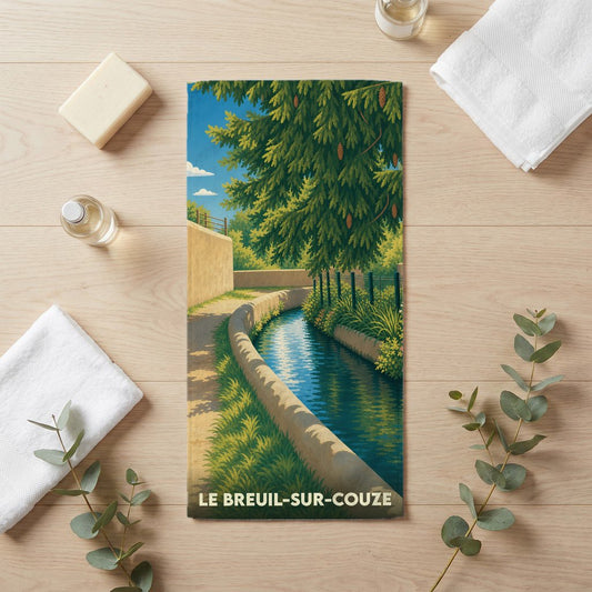 Serviette de bain souvenir de la ville de Le Breuil-sur-Couze avec une illustration stylisée d'un canal arboré.