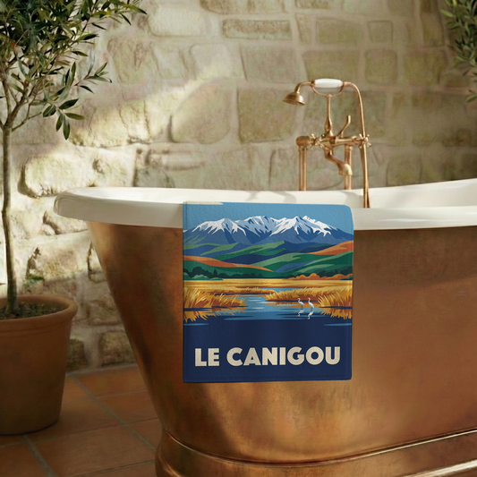 Serviette de bain souvenir de Le Canigou avec une illustration stylisée du paysage montagnard.