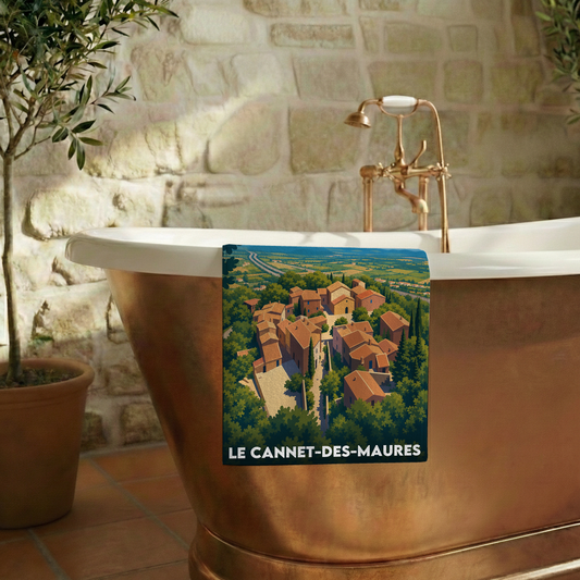 Serviette de bain souvenir de la ville de Le Cannet-des-Maures avec une illustration stylisée du village.