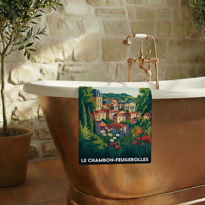 Serviette de bain souvenir de la ville de Le Chambon-Feugerolles avec une illustration stylisée.