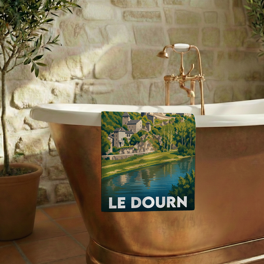 Serviette de bain souvenir de la ville de Le Dourn avec une illustration stylisée.