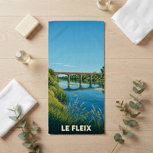 Serviette de bain souvenir de la ville de Le Fleix avec une illustration stylisée d'un pont surplombant une rivière.