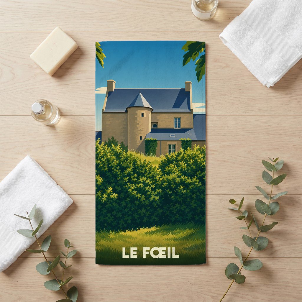 Serviette de bain souvenir de la ville de Le Fœil avec une illustration stylisée d'un manoir breton.