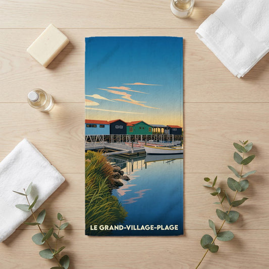 Serviette de bain souvenir de la ville de Le Grand-Village-Plage avec une illustration stylisée.