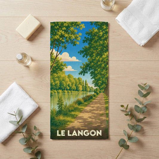 Serviette de bain souvenir de la ville de Le Langon avec une illustration stylisée d'un chemin au bord de l'eau.