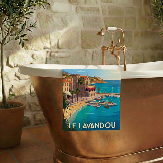 Serviette de bain souvenir de la ville de Le Lavandou avec une illustration stylisée.