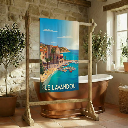 Serviette de bain souvenir de la ville de Le Lavandou avec une illustration stylisée.
