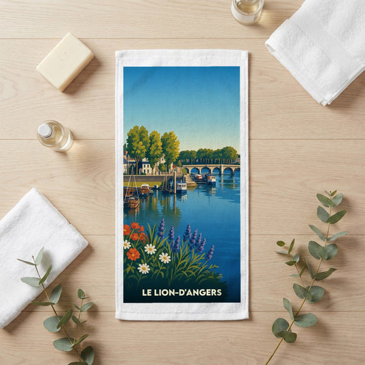 Serviette de bain souvenir de la ville de Le Lion-d'Angers avec une illustration stylisée des bords de l'Oudon.