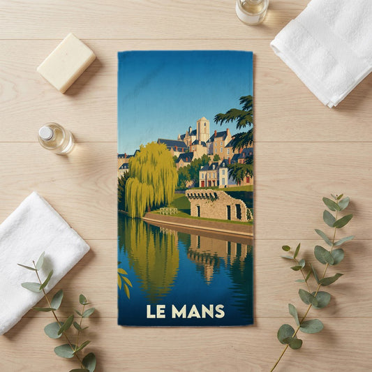 Serviette de bain souvenir de la ville de Le Mans avec une illustration stylisée des bords de la Sarthe.
