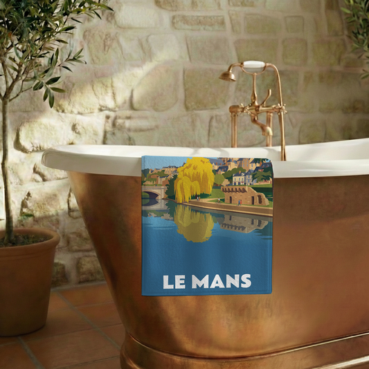 Serviette de bain souvenir de la ville de Le Mans avec une illustration stylisée.