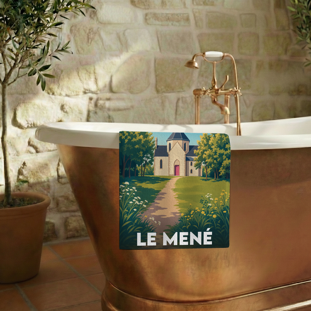 Serviette de bain souvenir de la ville de Le Mené avec une illustration stylisée d'une église de campagne.