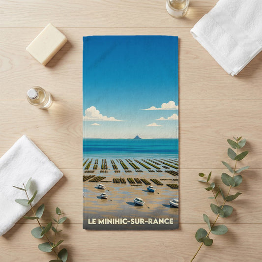 Serviette de bain souvenir de la ville de Le Minihic-sur-Rance avec une illustration stylisée d'un paysage côtier.
