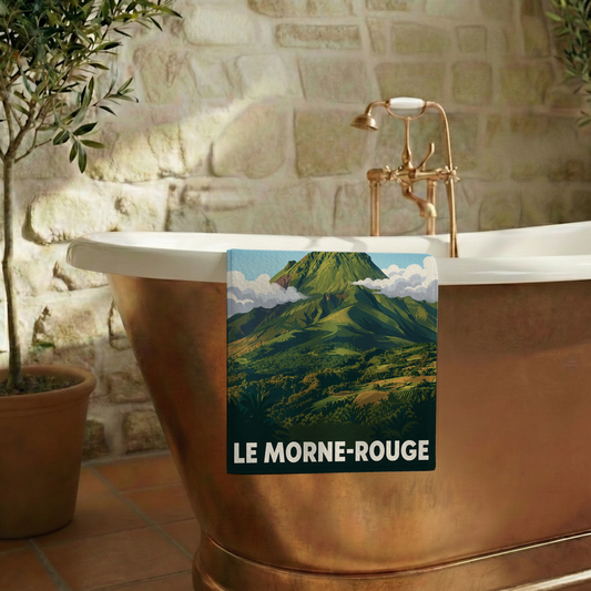 Serviette de bain souvenir de la ville de Le Morne-Rouge avec une illustration stylisée de montagne.
